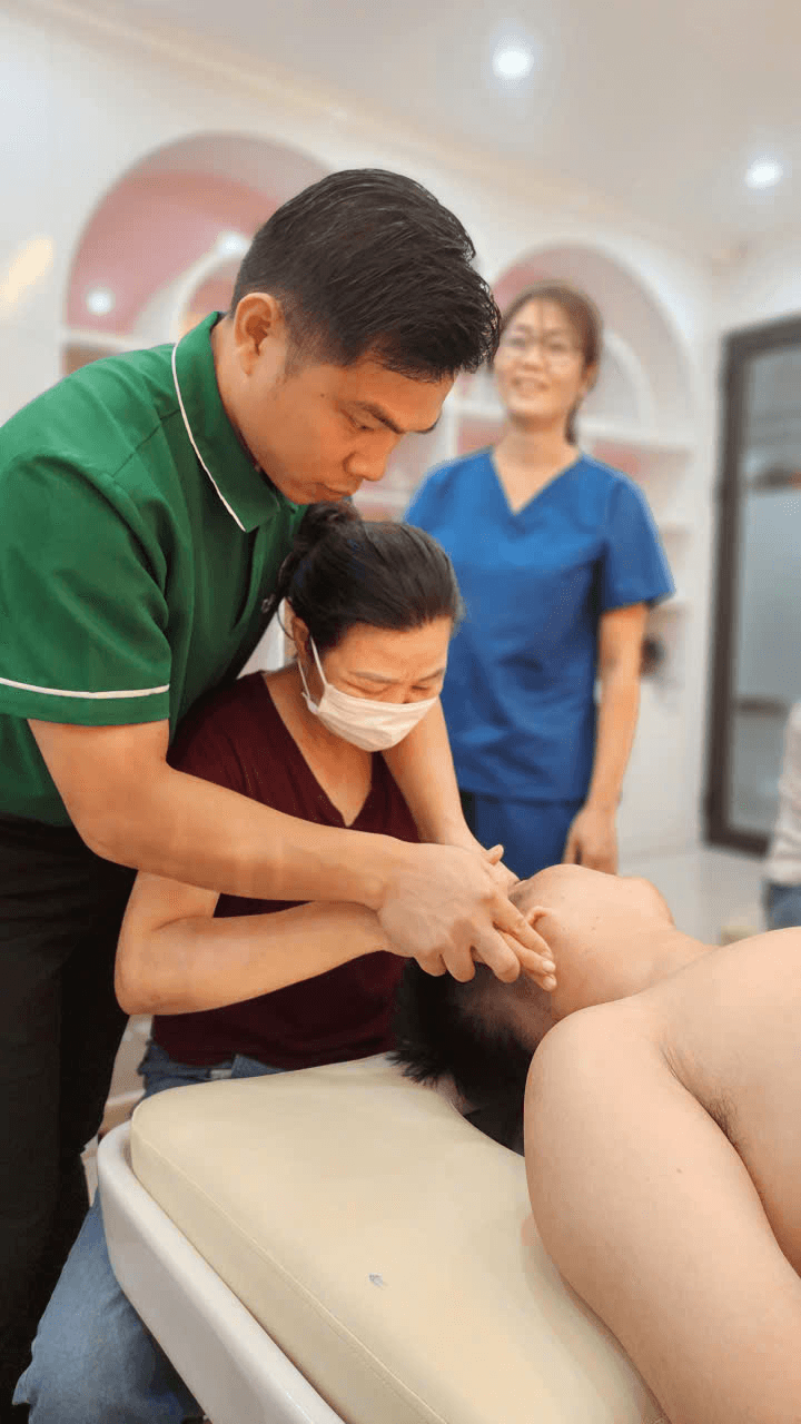 Học viên thực hành tại Tuệ Y